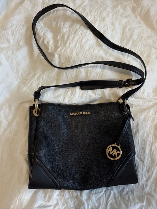 Michael Kors Handbags - Michael Kors Black Pebbled Leather Crossbody with Gold Hardware